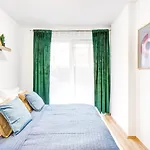 Tranquil Apartment With Free Parking And Garden Connection In The Downtown