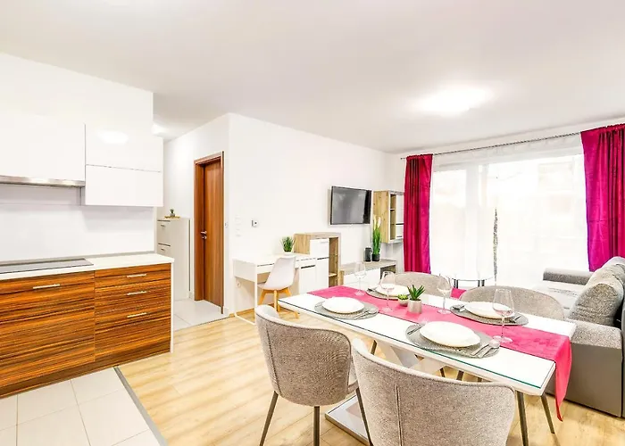 Tranquil Apartment With Free Parking And Garden Connection In The Downtown