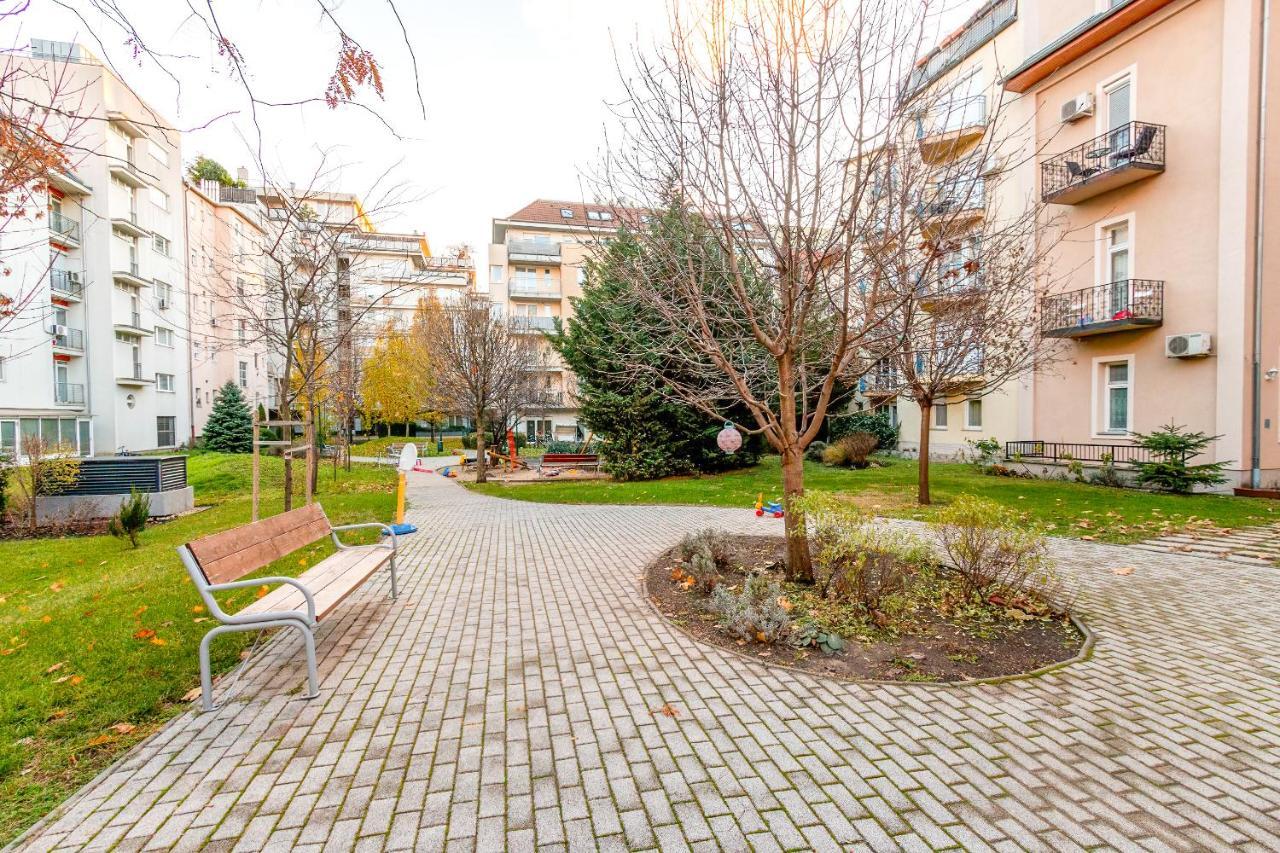 Tranquil With Free Parking And Garden Connection In The Downtown *