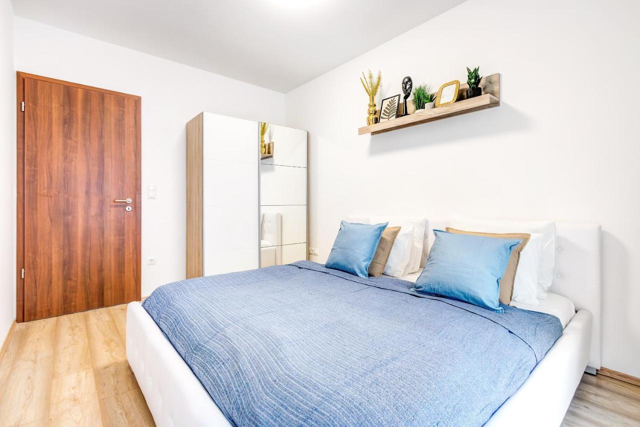 Tranquil With Free Parking And Garden Connection In The Downtown